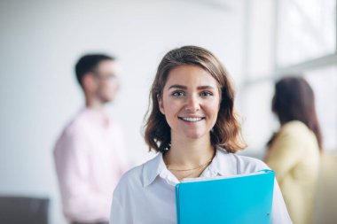 Takımının önünde duran kadın.