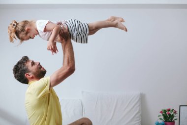 Baba ve kızı yatağa oynama
