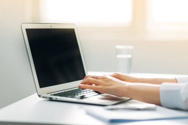 Ofis geçmişi olan dizüstü bilgisayarda yazan Kadın Elleri 'nin ayrıntıları