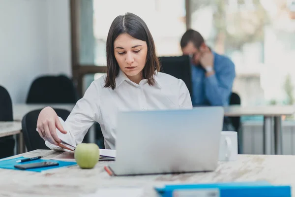 Praktikant Büro Der Einem Projekt Arbeitet — Stockfoto