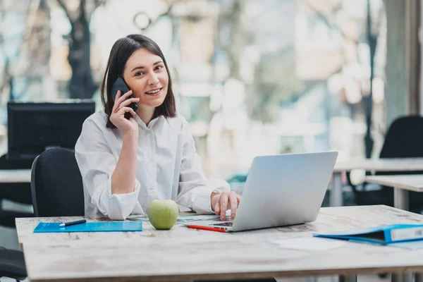 Praktikant Büro Der Einem Projekt Arbeitet — Stockfoto