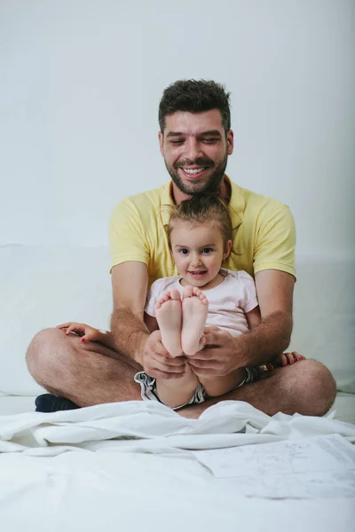 Father Daughter Playing Bed — Stock Photo, Image