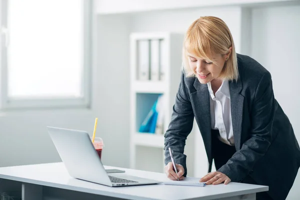 Business Woman Ένα Λευκό Σύγχρονο Γραφείο — Φωτογραφία Αρχείου