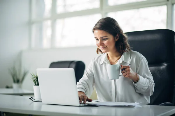 Jeune Femme Travaillant Dans Bureau — Photo