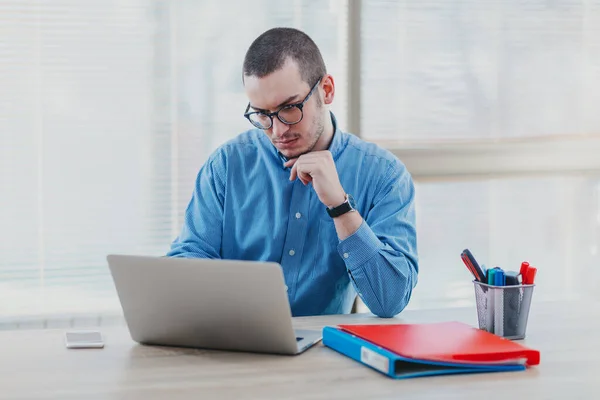 Man Läser Post Laptop Sitt Kontor — Stockfoto