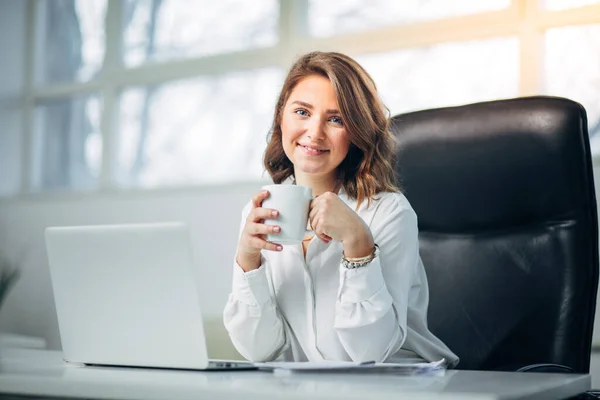 Junge Frau Arbeitet Büro — Stockfoto