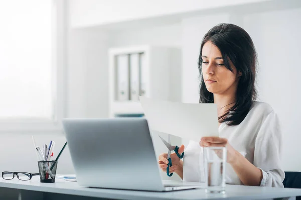 Portrait Une Femme Coupant Papier Avec Des Ciseaux Bureau — Photo