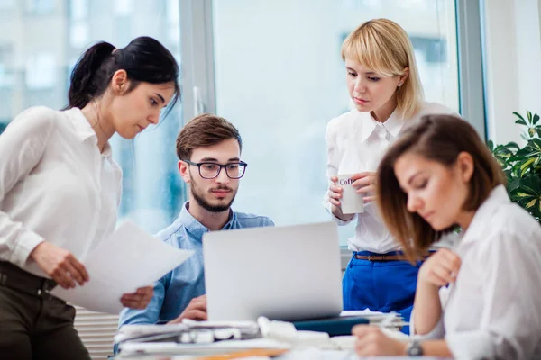 Equipo Arquitectos Que Trabajan Oficina — Foto de Stock