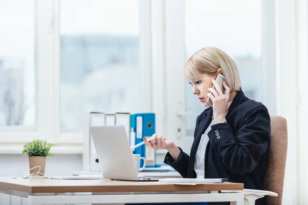 Young Woman Talking Cellphone Her Office — Φωτογραφία Αρχείου