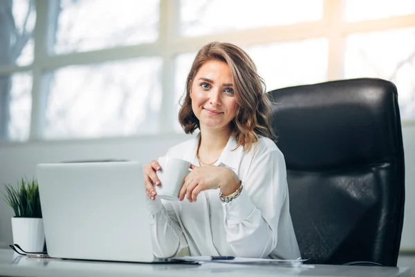 Junge Frau Arbeitet Büro — Stockfoto