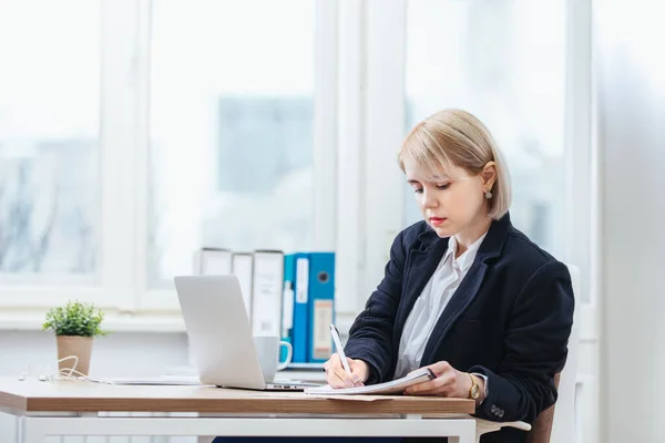 Jeune Femme Travaillant Dans Bureau — Photo