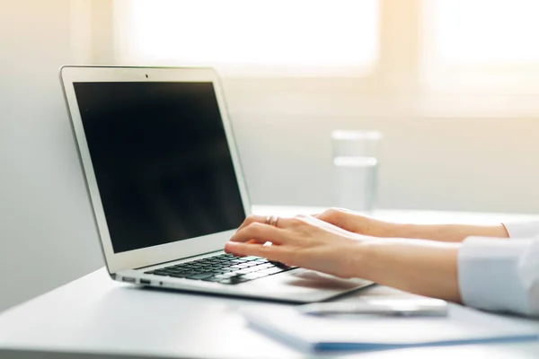 Szczegóły Woman Hands Wpisując Laptopie Tłem Biurowym — Zdjęcie stockowe