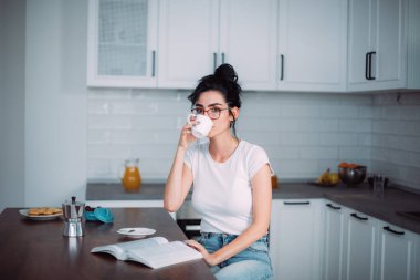 güzel bir genç kadın mutfakta kahve içme