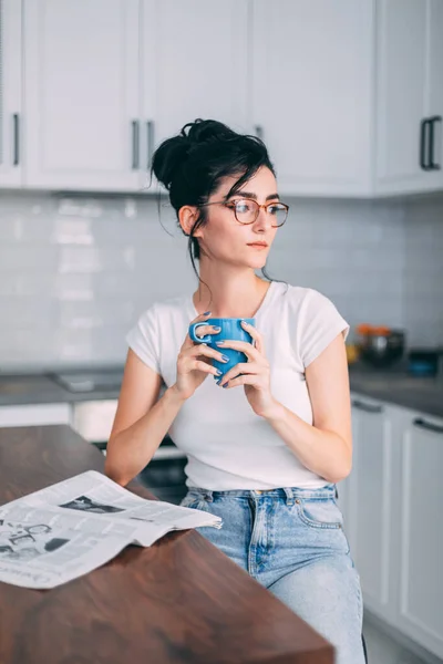 年轻漂亮的女人 在厨房里喝咖啡 — 图库照片