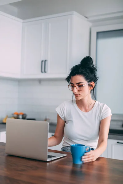 Beautiful Young Girl Checking Email Laptop — Stock Photo, Image