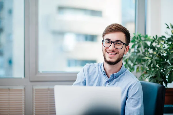 Jovem Empresário Escritório Trabalhando Laptop — Fotografia de Stock