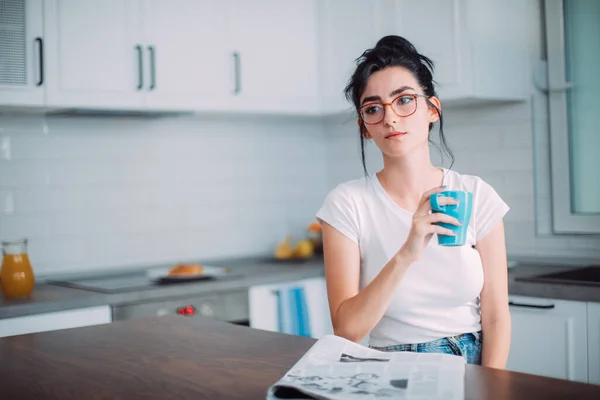 年轻漂亮的女人 在厨房里喝咖啡 — 图库照片