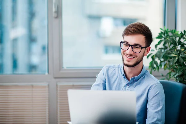 Ung Affärsman Office Arbetar Bärbar Dator — Stockfoto