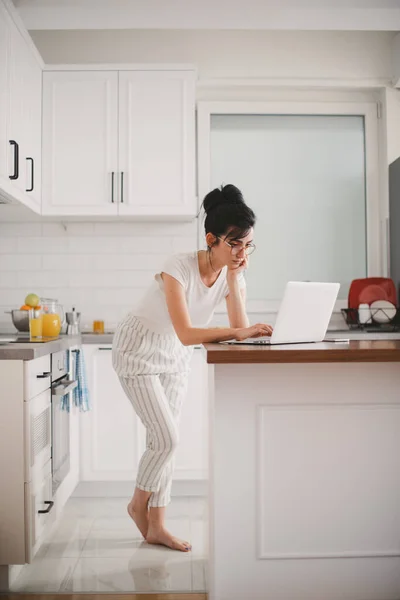 Beautiful Young Girl Checking Email Laptop — Stock Photo, Image