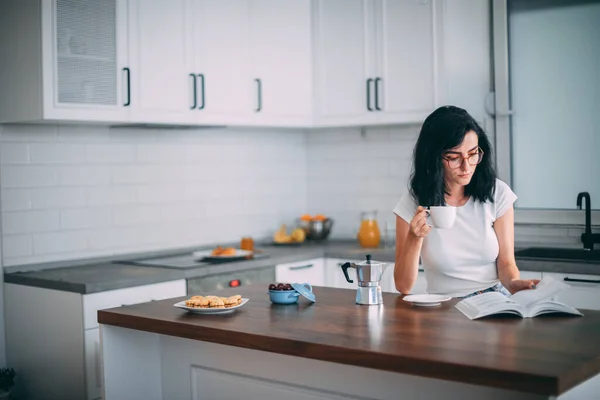 Linda Jovem Mulher Ler Livro Cozinha — Fotografia de Stock