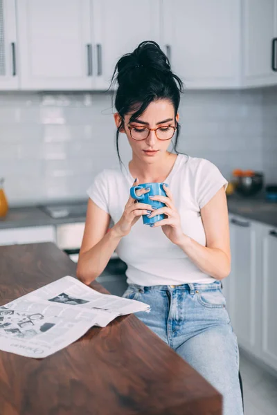 Beautiful Young Woman Drinking Coffee Kitchen — Stock Photo, Image