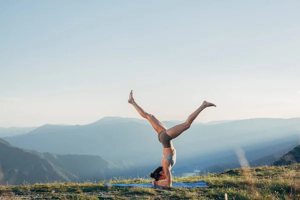 Fit Young Girl Practicing Yoga Sunset — Stock Photo, Image