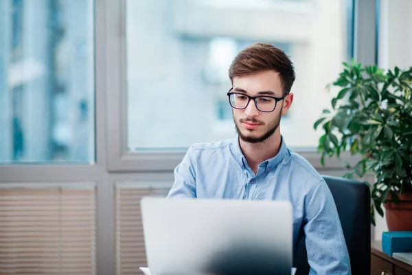 Joven Hombre Negocios Oficina Trabajando Ordenador Portátil —  Fotos de Stock