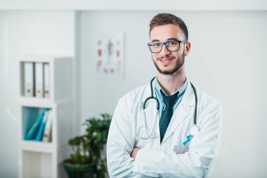 Görevdeki Genç Doktor 'un portresi. Hastanedeki gönüllü, hastalıkların tedavisinde pratik bilgi kazanıyor