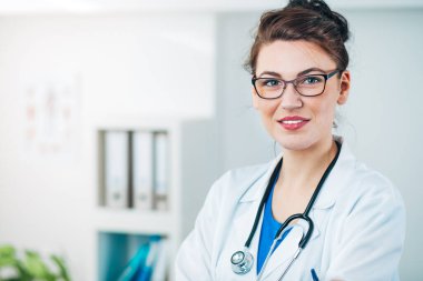 Kadın doktorun portresi steteskopla muayenehanesinde oturuyor.