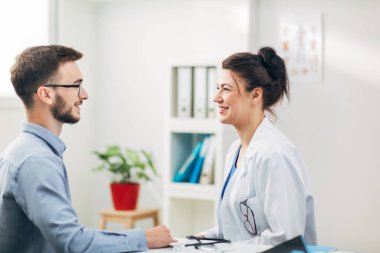 Kadın Doktor Muayene Hastası Ofisinde