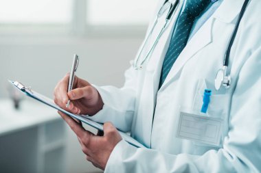 Doktor 'un Erkek Eli' nin ayrıntıları hastanede bir kalemle belirtileri yazıyor.