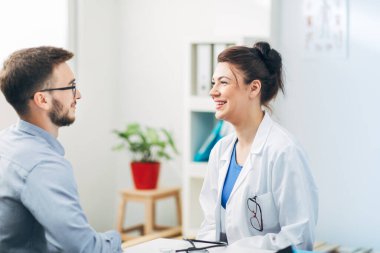 Kadın Doktor Muayene Hastası Ofisinde