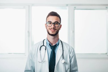 Görevdeki Genç Doktor 'un portresi. Hastanedeki gönüllü, hastalıkların tedavisinde pratik bilgi kazanıyor