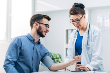 Hastanın Doktor Koğuşundaki hastaya kan basıncı kontrolü yapılıyor.
