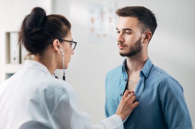 Hastanın doktor koğuşundaki hastaya göğüs kontrolü yapılıyor.