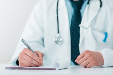 Genç Doktor 'a tanı yazarken yaklaş. Hastanedeki gönüllü, hastalıkların tedavisinde pratik bilgi kazanıyor