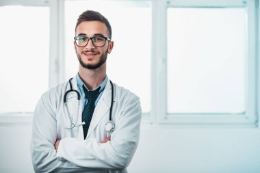 Görevdeki Genç Doktor 'un portresi. Hastanedeki gönüllü, hastalıkların tedavisinde pratik bilgi kazanıyor
