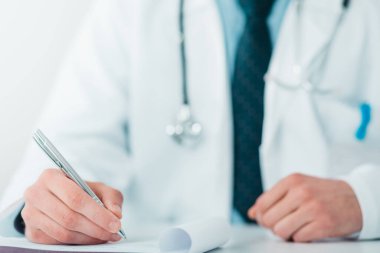 Genç Doktor 'a tanı yazarken yaklaş. Hastanedeki gönüllü, hastalıkların tedavisinde pratik bilgi kazanıyor
