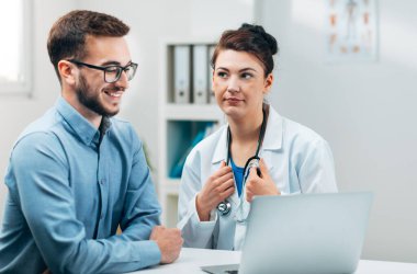 Hastanedeki genç stajyer deneyimli bir doktordan öğreniyor.