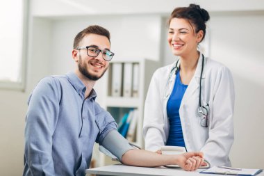 Kadın hemşireyle Kan Analizi Bekleyen Rahatlamış Hasta