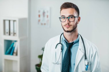 Görevdeki Genç Doktor 'un portresi. Hastanedeki gönüllü, hastalıkların tedavisinde pratik bilgi kazanıyor