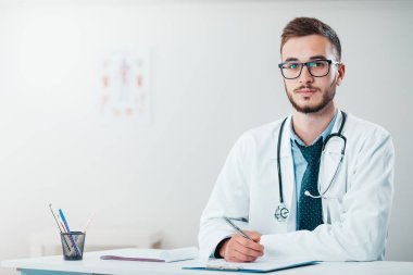 Genç Doktor iş başında. Hastanedeki gönüllü, hastalıkların tedavisinde pratik bilgi kazanıyor