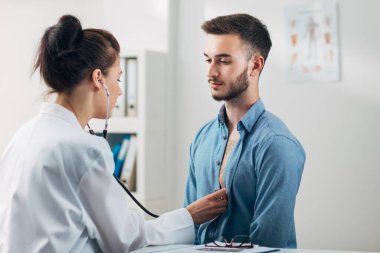 Hastanın doktor koğuşundaki hastaya göğüs kontrolü yapılıyor.