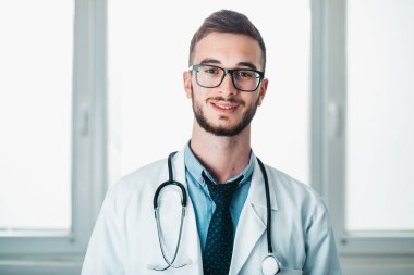 Görevdeki Genç Doktor 'un portresi. Hastanedeki gönüllü, hastalıkların tedavisinde pratik bilgi kazanıyor