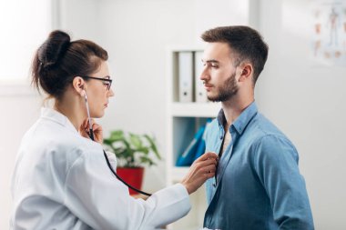 Hastanın doktor koğuşundaki hastaya göğüs kontrolü yapılıyor.