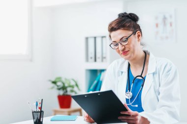 Dost Canlısı Kadın Doktor Laboratuar Sonuçları. Teşhis