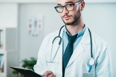 Görevdeki Genç Doktor 'un portresi. Hastanedeki gönüllü, hastalıkların tedavisinde pratik bilgi kazanıyor