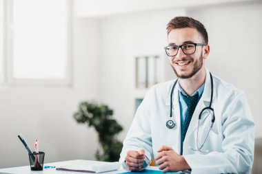 Genç Tıp Stajyeri iş başında. Hastanedeki gönüllü, hastalıkların tedavisinde pratik bilgi kazanıyor