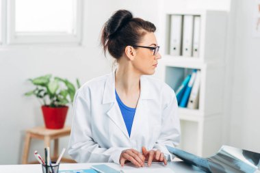 Doktor muayenehanesinde çalışıyor.