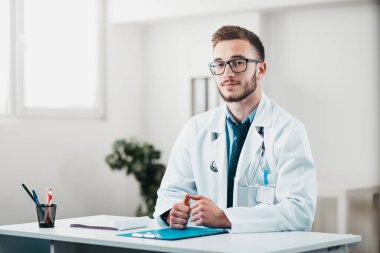 Genç Tıp Stajyeri iş başında. Hastanedeki gönüllü, hastalıkların tedavisinde pratik bilgi kazanıyor